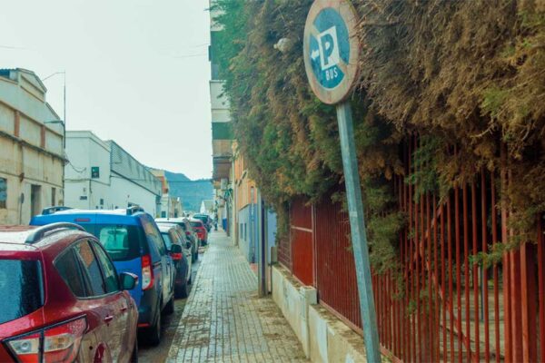 Acera de la calle Escuelas de Beniaján tras la poda de los cipreses del CEIP La Naranja