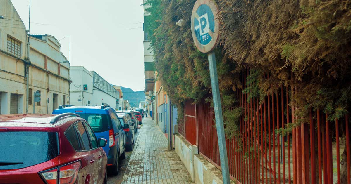 Acera de la calle Escuelas de Beniaján tras la poda de los cipreses del CEIP La Naranja