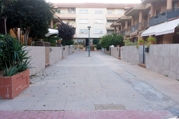 Vista panorámica de la calle Zarzuela en Beniaján, objeto de debate en el pleno municipal sobre su asfaltado