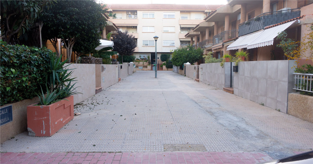 Vista panorámica de la calle Zarzuela en Beniaján, objeto de debate en el pleno municipal sobre su asfaltado