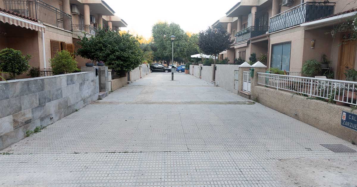 Vista del pavimento de la Calle Zarzuela en Beniaján, donde se debate la reposición del tramo afectado por obras de EMUASA