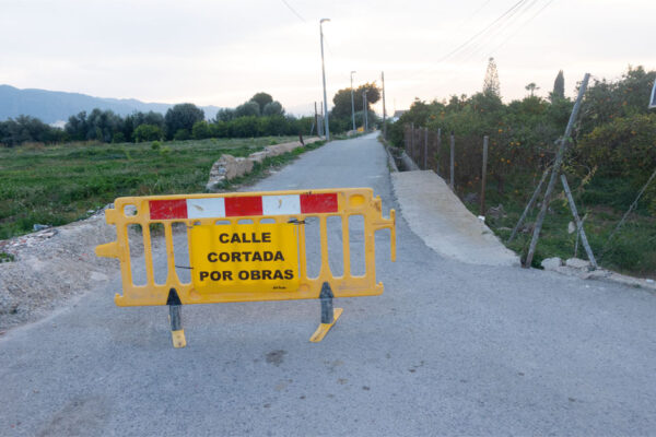 Principio del Carril Giles en Beniaján con valla de obras que indica “Calle cortada por obras” y placa del Ayuntamiento de Murcia con el nombre de la calle.