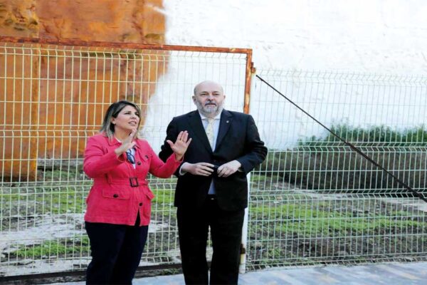 Alcaldesa Noelia Arroyo en la vía pública junto a un solar en el Casco Histórico de Cartagena, durante la promoción de la subasta de solares municipales