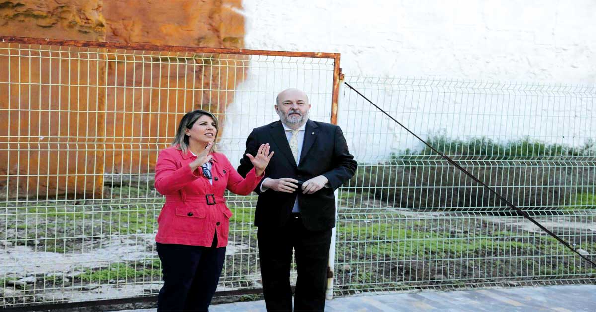Alcaldesa Noelia Arroyo en la vía pública junto a un solar en el Casco Histórico de Cartagena, durante la promoción de la subasta de solares municipales