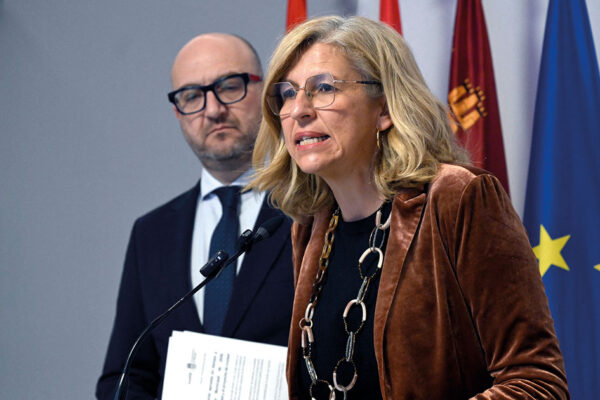 Mercedes Bernabé en el atril del Ayuntamiento de Murcia durante la rueda de prensa previa al Pleno, donde se presentaron los Honores y Distinciones 2026, incluyendo Medallas de Oro e Hijos Adoptivos de la ciudad.