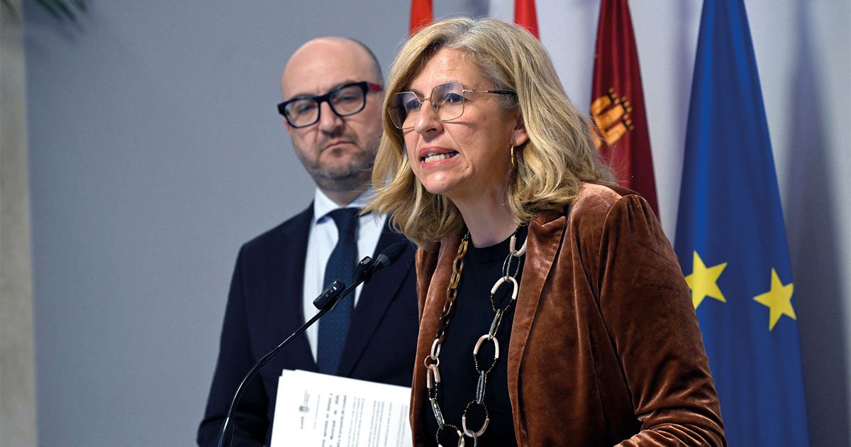 Mercedes Bernabé en el atril del Ayuntamiento de Murcia durante la rueda de prensa previa al Pleno, donde se presentaron los Honores y Distinciones 2026, incluyendo Medallas de Oro e Hijos Adoptivos de la ciudad.