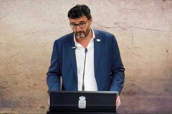 Ginés Ruiz Maciá, protagonista del aguafuerte murciano, hablando en un acto público en Murcia