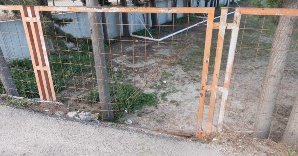 Uno de los dos puntos vandalizados de la valla perimetral del campo de fútbol de Beniaján, constatado por Beniaján al Día