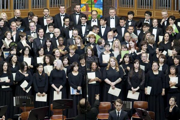 Coro cantando villancicos y música coral en Navidad, ilustrando el Intercambio Regional de Coros Navideños con la Coral Via Musicalis y el Coro Arsis en Beniaján