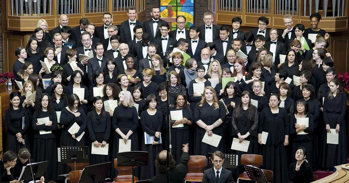 Coro cantando villancicos y música coral en Navidad, ilustrando el Intercambio Regional de Coros Navideños con la Coral Via Musicalis y el Coro Arsis en Beniaján