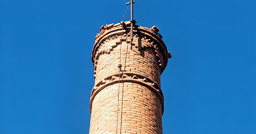 Chimenea industrial de Torreagüera en estado de deterioro