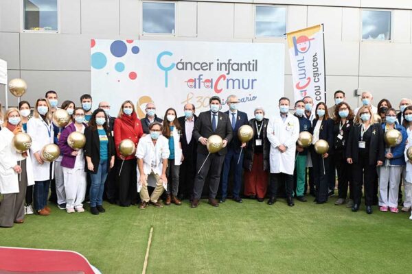 Fernando López Miras durante el acto del 30 aniversario de Afacmur en el Hospital de la Arrixaca, destacando la construcción del nuevo Hospital de Día Oncológico para pacientes adultos con cáncer.
