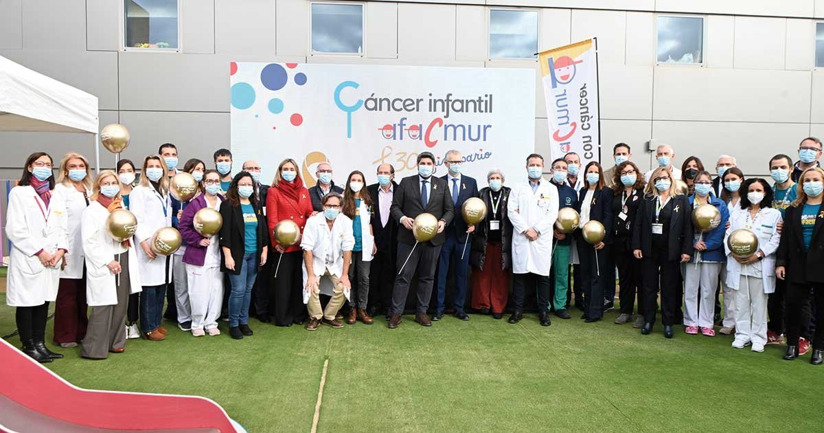 Fernando López Miras durante el acto del 30 aniversario de Afacmur en el Hospital de la Arrixaca, destacando la construcción del nuevo Hospital de Día Oncológico para pacientes adultos con cáncer.