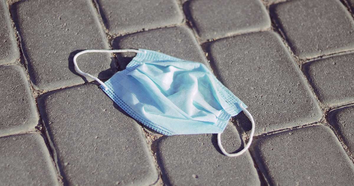 Mascarilla quirúrgica en un centro de salud de Murcia, representando la reintroducción de la obligatoriedad de mascarilla durante la huelga médica