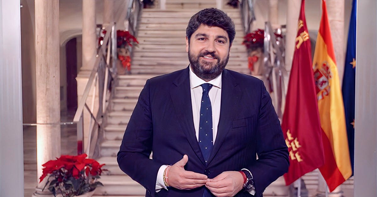 Fernando López Miras, presidente de la Región de Murcia, durante su mensaje institucional de fin de año 2025 en el Palacio de San Esteban, abogando por tender puentes en 2026.