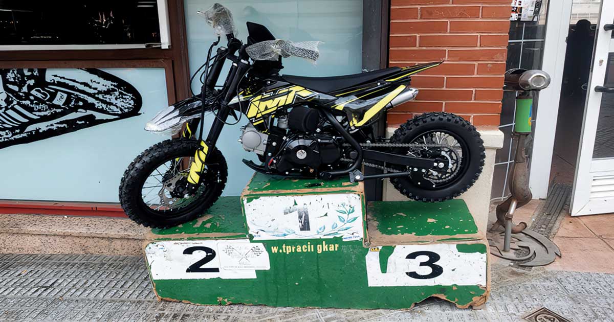 Una de las motos que sortea Motocross Torreagüera en el podio, posición central número uno, en colaboración con Beniaján al Día y Cafetería-Heladería Padock en Torreagüera