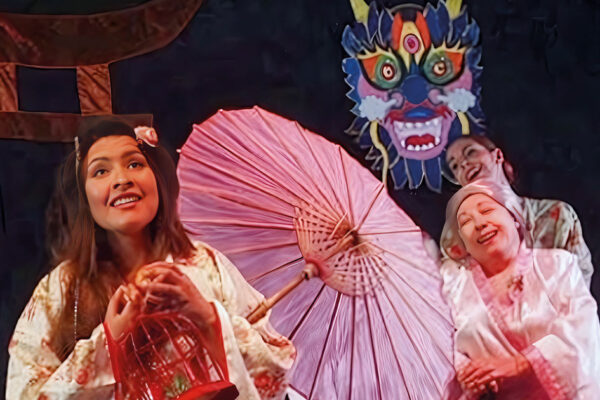 Varios actores escenifican La leyenda de Mulán en un espectáculo de teatro infantil amateur del grupo Edmundo Chacour, en la Fundación Mediterráneo de Murcia.