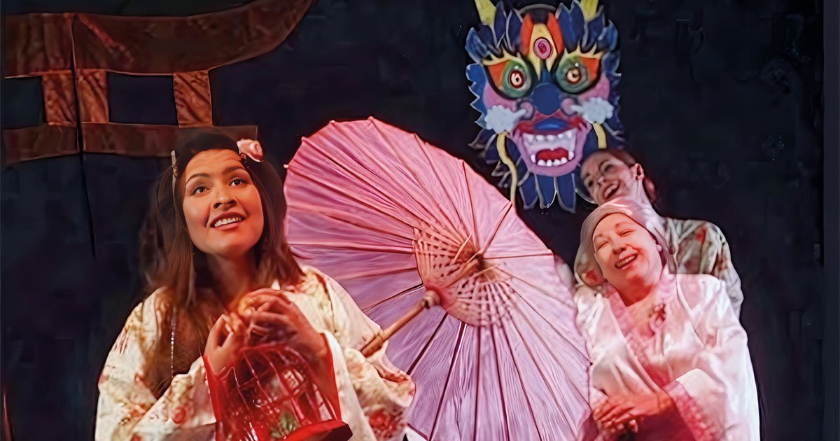 Varios actores escenifican La leyenda de Mulán en un espectáculo de teatro infantil amateur del grupo Edmundo Chacour, en la Fundación Mediterráneo de Murcia.