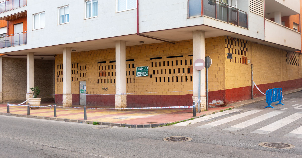 Zona de la acera acotada por la Policía Local tras el desprendimiento de una losa de la fachada del edificio Bolero II en la avenida del Palmar, Beniaján