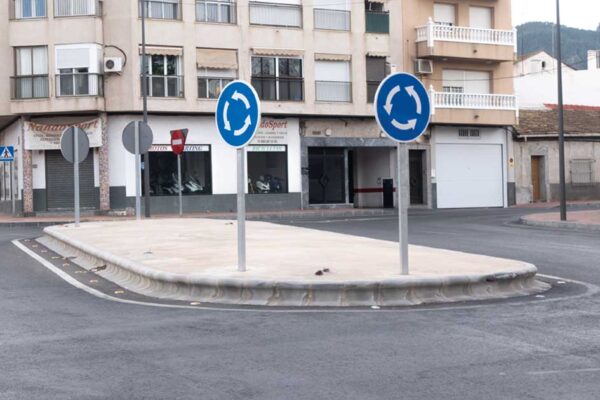Rotonda ovalada de Beniaján, construida tras la eliminación del antiguo túnel que dividía el pueblo, vista desde arriba mostrando el tráfico y el nuevo diseño urbano.