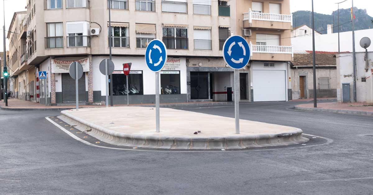 Rotonda ovalada de Beniaján, construida tras la eliminación del antiguo túnel que dividía el pueblo, vista desde arriba mostrando el tráfico y el nuevo diseño urbano.
