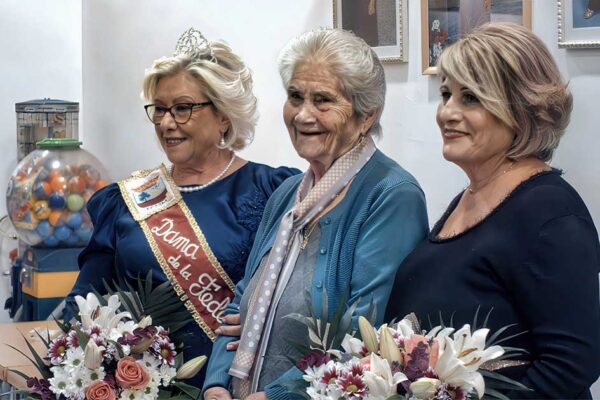 Maruja Pastor, reina saliente, junto a Josefa Martínez, nueva Reina 2026, y una de las socias más mayores del Centro de Mayores de El Bojar durante la gala de presentación