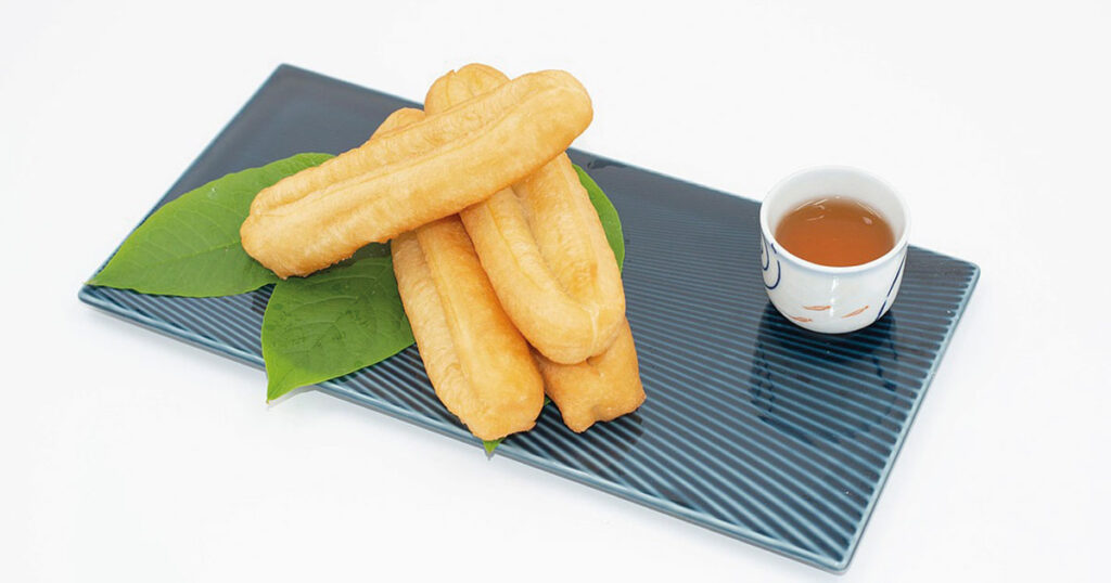 Youtiao, palitos de masa frita chinos similares a los churros españoles.