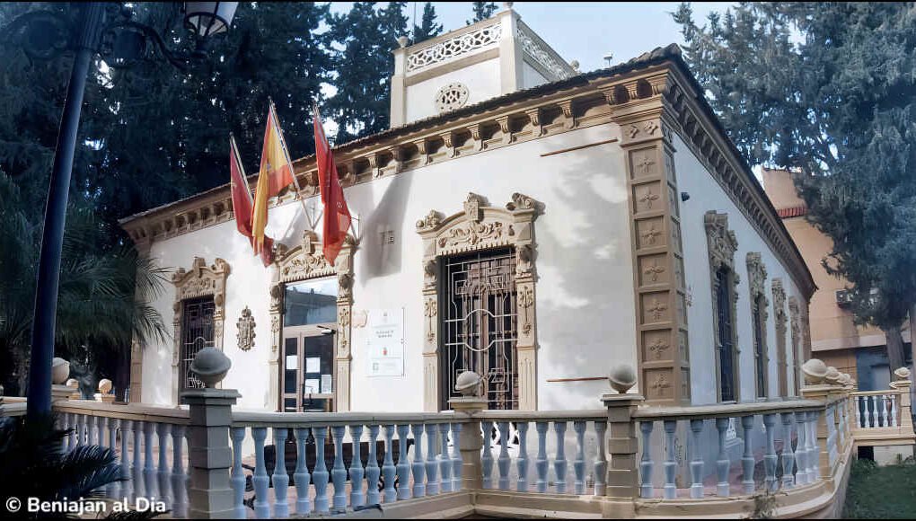 Fachada del edificio del Ayuntamiento de Beniaján y sede de la Junta Municipal en la calle Estación.