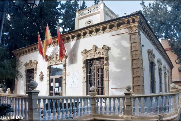 Fachada del edificio del Ayuntamiento de Beniaján y sede de la Junta Municipal en la calle Estación.