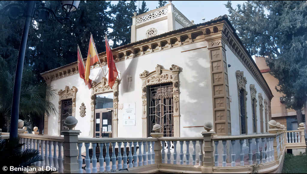 Fachada del edificio del Ayuntamiento de Beniaján y sede de la Junta Municipal en la calle Estación.