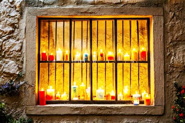 Ventana iluminada con velas durante la edición de Beniaján en Vela 2026 en el casco antiguo de Beniaján, Región de Murcia