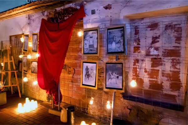 Casa iluminada con velas durante el evento Beniaján en vela