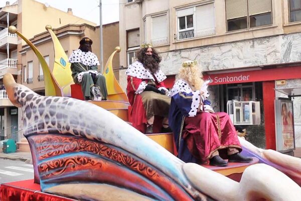 Carroza con los tres Reyes Magos durante la cabalgata de Beniaján 2026