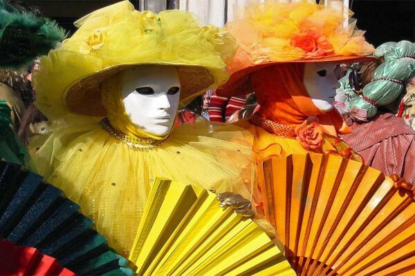 Disfraces y colorido en los carnavales de Beniaján, reflejando la tradición y vida vecinal de la pedanía.