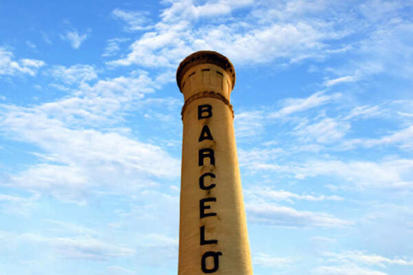 Restauración de la histórica chimenea de la antigua fábrica de licores Barceló en Algezares, Murcia