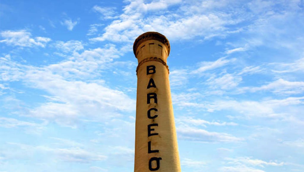 Restauración de la histórica chimenea de la antigua fábrica de licores Barceló en Algezares, Murcia