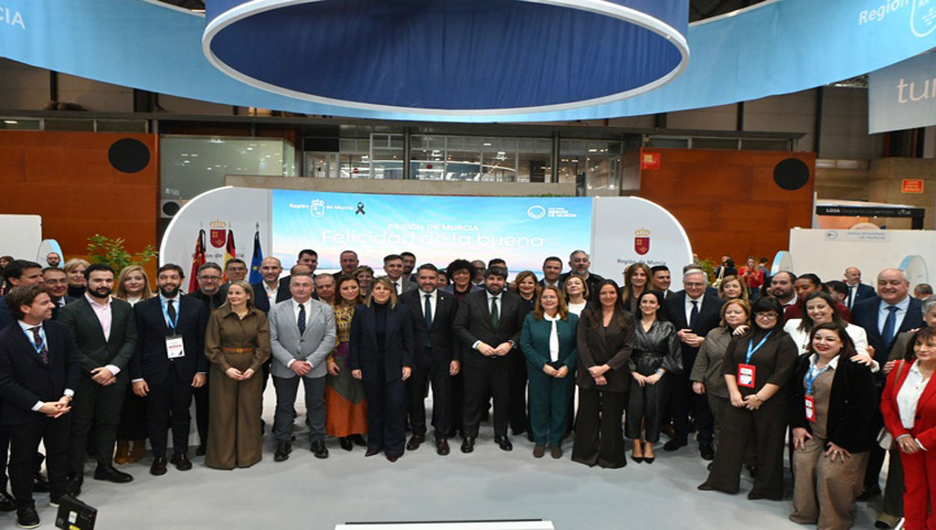 Equipo completo de la Región de Murcia posando para la foto oficial en el stand durante el Día de la Región en Fitur 2026, con el presidente Fernando López Miras en el centro.