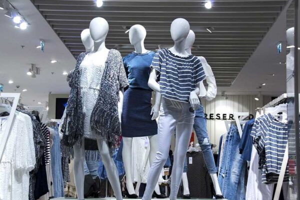 Escaparate de tienda de ropa en el centro comercial Thader de Murcia, relacionado con la ampliación y el impacto en el comercio local.