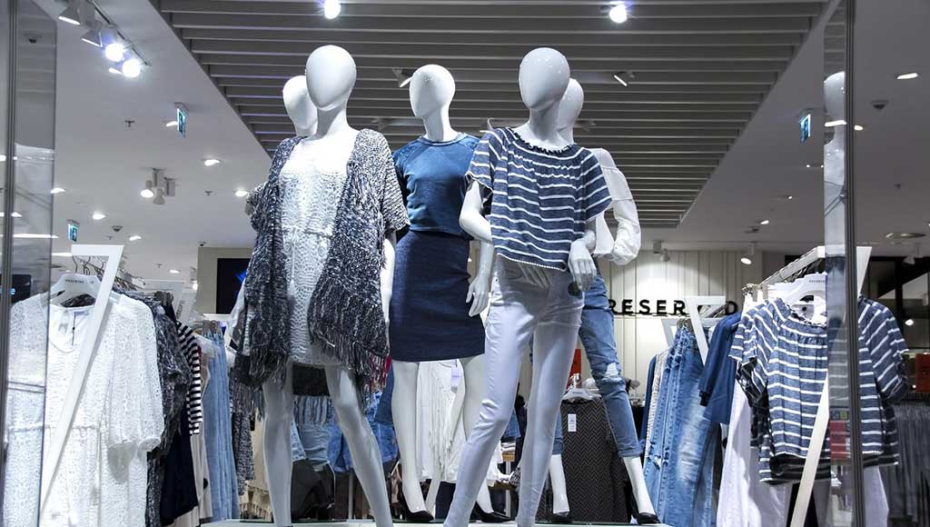 Escaparate de tienda de ropa en el centro comercial Thader de Murcia, relacionado con la ampliación y el impacto en el comercio local.