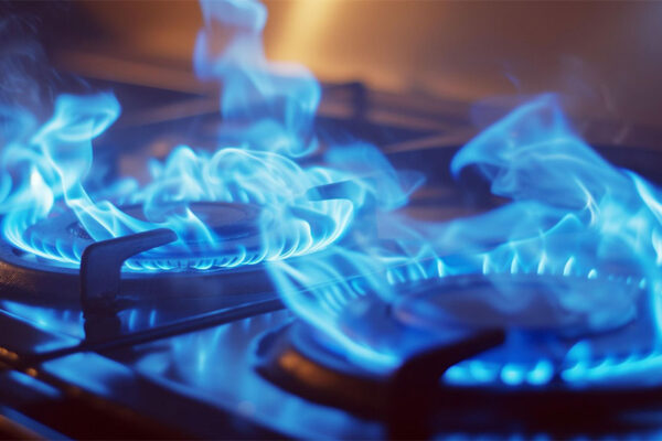 Hornillos de gas encendidos en una cocina doméstica