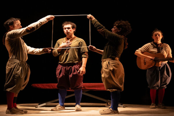 Elenco de La loca Historia del Siglo de Oro: Lola Sánchez, Cristina Zarandieta, Roberto Calle y Dani Jaén en representación teatral con toques de circo