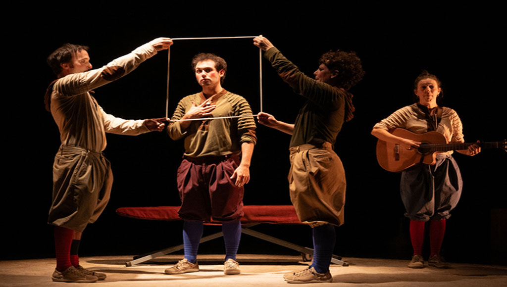 Elenco de La loca Historia del Siglo de Oro: Lola Sánchez, Cristina Zarandieta, Roberto Calle y Dani Jaén en representación teatral con toques de circo