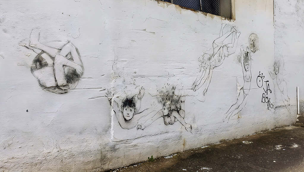 Detalle del mural de Chipola en Beniaján: niños nadando y sumergidos en una piscina, con burbujas y gestos de alegría, parte de la obra reivindicativa ‘¡La Piscina!’