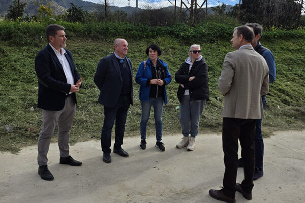 Políticos del PP posan durante el inicio de limpieza de la Rambla del Garruchal