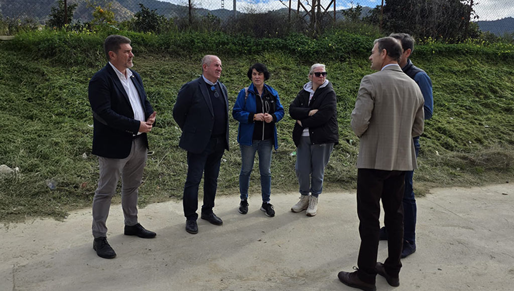 Políticos del PP posan durante el inicio de limpieza de la Rambla del Garruchal