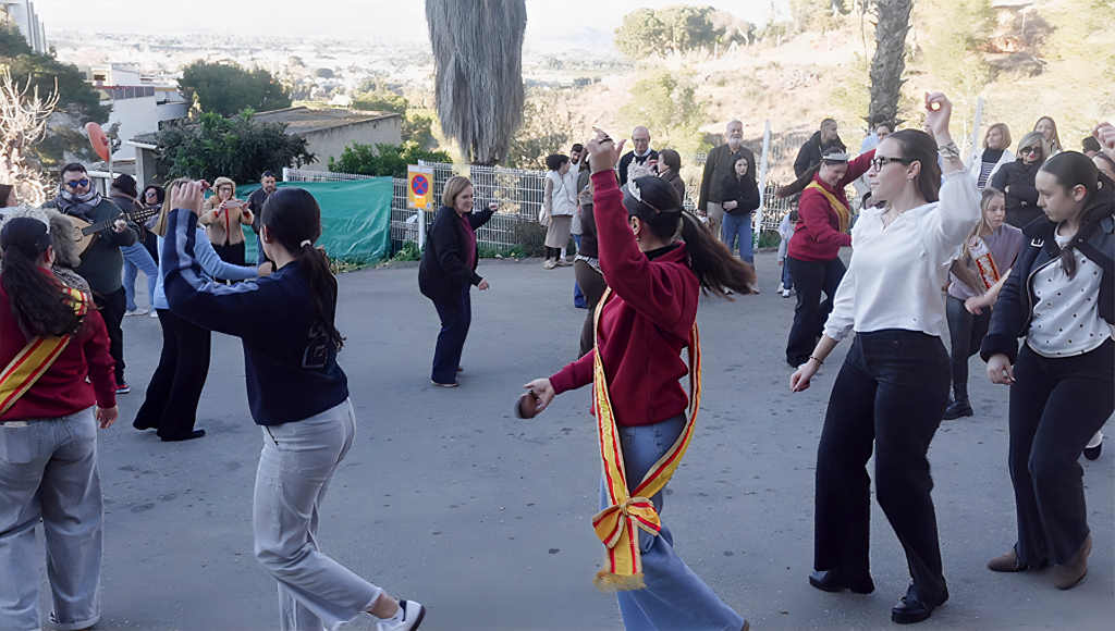 Vecinos de El Bojar bailando jotas y música tradicional durante la Merendona-Repelé de la Pascua de San Antón 2026 en Beniaján.