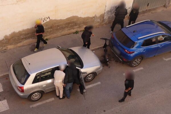 Reyerta en la calle Instituto de Beniaján, con un grupo de individuos agrediendo a un conductor dentro de su vehículo.