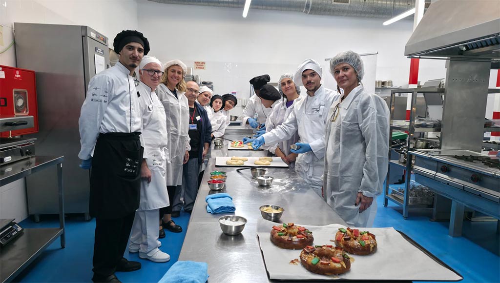 Alumnos de la Escuela de Hostelería Murcia Emplea preparando roscones de Reyes artesanales para el taller infantil en la Plaza Circular.