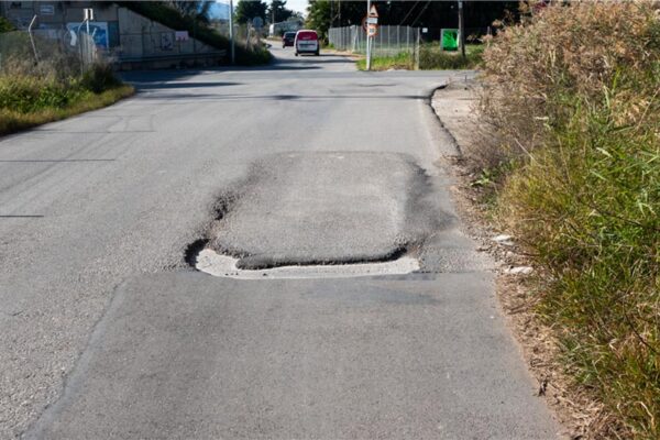 Bache peligroso en el cruce del Camino del Embalse, Torreagüera (Murcia): firme deteriorado que genera riesgo de accidentes para conductores y peatones