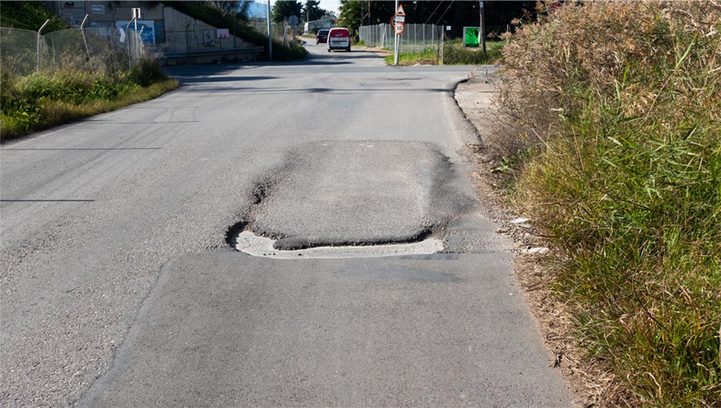 Bache peligroso en el cruce del Camino del Embalse, Torreagüera (Murcia): firme deteriorado que genera riesgo de accidentes para conductores y peatones